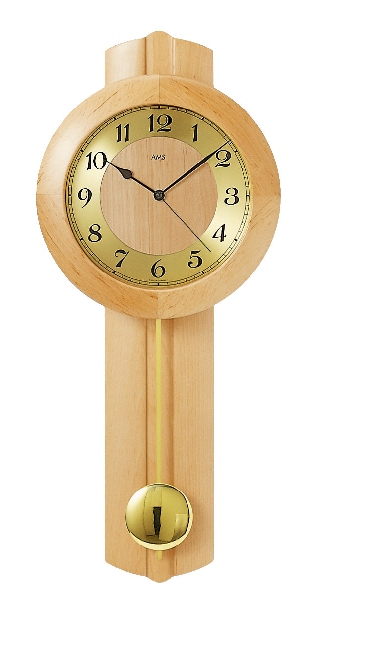 Väggklocka i ljust trä med rund urtavla, arabiska siffror och analoga visare