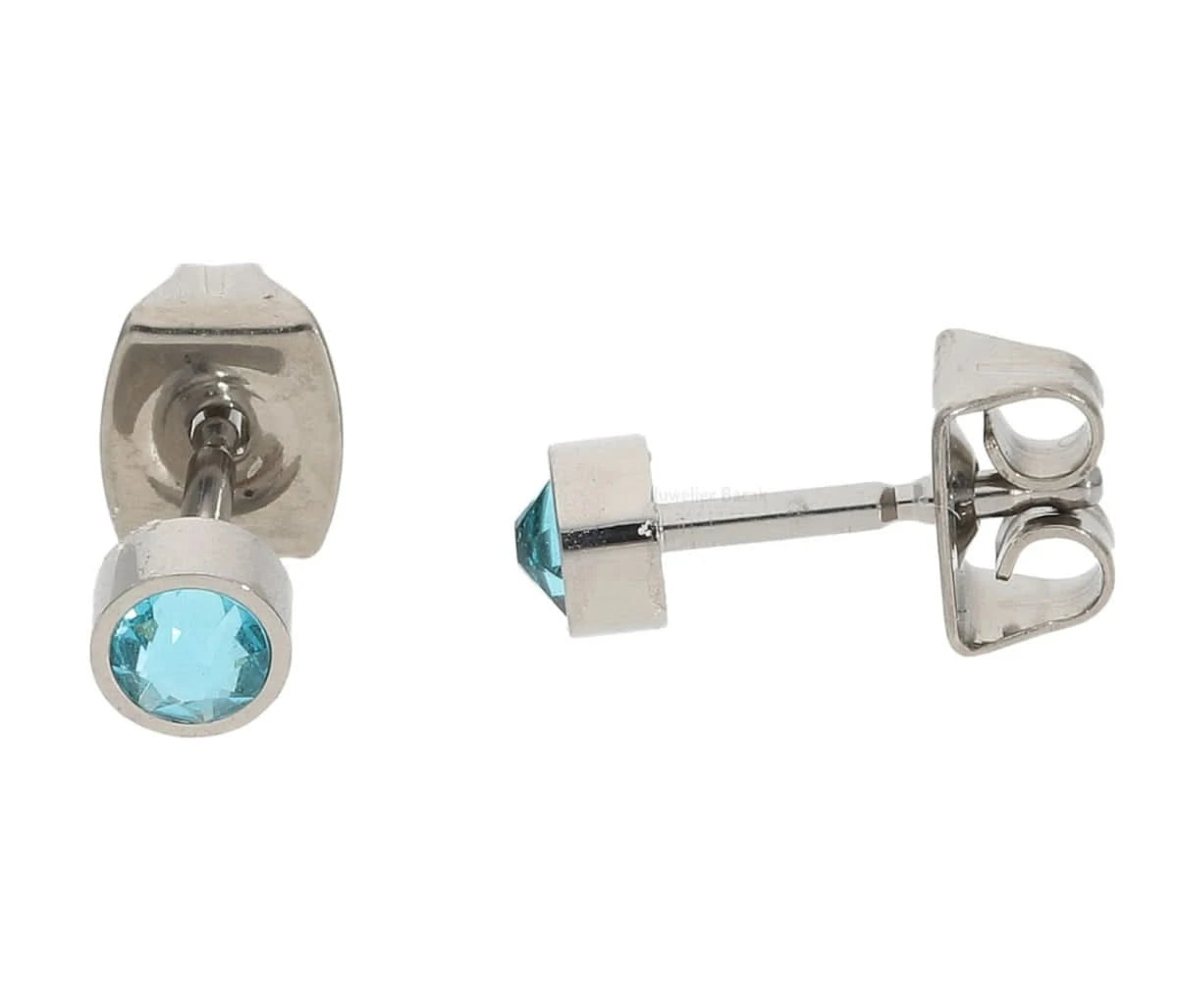Ett par örhängen i titan med rund blå Swarovski-sten