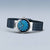 Bering Classic Damenuhr am Handgelenk mit blauem Zifferblatt und Milanaise-Armband
