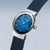 Bering Classic Damenuhr mit rundem Gehäuse, blauem Zifferblatt und blauem Milanaise-Band