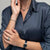 Bering Classic Damenuhr am Handgelenk mit blauem Zifferblatt auf Milanaise-Band