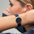 Bering Classic Damenuhr am Handgelenk mit dunkelblauem Zifferblatt und blauem Band