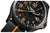 Herrklocka närbild: svart urtavla, orange visare, självlysande gröna index, svart armband