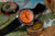 Armbandsur för herrar med orange urtavla, svart armband och räfflad boettring.