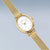 Bering Damenuhr Gold mit weißem Zifferblatt, schlankem Gehäuse und Milanaise-Armband