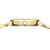 Damenuhr: goldenes Gehäuse mit Drücker und Schließe, befestigt am Metallarmband