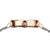 Roségoldene Bering Damenuhr-Schließe am Milanaise-Armband, sichtbar am Gehäuserand