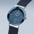 Damenuhr mit blauem Zifferblatt und Stabindizes, blaues Mesh-Armband, seitliche Krone
