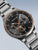 Bering Herrenarmbanduhr Detailansicht: schwarzes Zifferblatt, orange Zeiger und Indexe