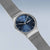 Bering Herrenuhr mit blauem Zifferblatt und Milanaise-Armband, schräger Blick