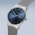 Bering Herrenuhr, blaues Zifferblatt, Milanaise-Armband, Seitenansicht mit Krone