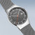 Bering Herrenuhr, Nahansicht mit dunklem grauem Zifferblatt und Milanaise-Armband