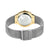 Rückansicht der Damenuhr mit silbernem Milanese-Armband, goldfarbenem Gehäuserand und Verschluss