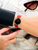 Damenuhr am Handgelenk: rotes Mikrofaserarmband, schwarzes Zifferblatt mit rotem Zeiger