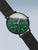 Herren-Armbanduhr mit grünem Zifferblatt und schwarzem Meshband, schräger Blick