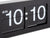 Flippklocka på väggklocka som visar tiden 10:10, siffror i fokus.