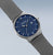 Bering Solar Herrenuhr mit blauem Zifferblatt und silbernem Mesh-Armband, schräg