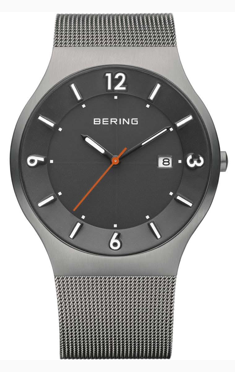 Herrklocka med svart urtavla, orange visare och mesh-metallarmband, rund boett