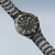 Bering Solaruhr im Querprofil mit schwarzem Zifferblatt und Metallarmband
