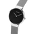 Damenuhr mit schwarzem Zifferblatt, schlankem silbernem Gehäuse und Milanaise-Armband