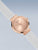 Damenuhr Roségold mit beigem Zifferblatt, Stabzeigern und Milanaise-Armband.