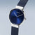 Damenarmbanduhr mit blauem Zifferblatt und blauem Milanaise-Armband, seitlich angeschnitten