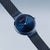 Bering Damenuhr schräg: blaues Zifferblatt, rundes Gehäuse und Metallarmband