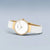 Damenuhr mit weißem Kalbslederarmband und goldfarbigem Gehäuse, runder Front