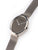 Damenarmbanduhr schrägansicht mit grauem Zifferblatt, Milanaise-Armband und Krone