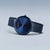 Unisex-Armbanduhr schräg getragen, blaues Zifferblatt, blaues Milanese-Armband