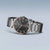 Herrenuhr mit schwarzem Zifferblatt, orangefarbener Umrandung und Titangliedern am Armband
