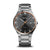Herrenarmbanduhr Bering mit blauem Zifferblatt, orangefarbenem Akzent und Metallarmband.