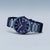 Herrenarmbanduhr mit blauem Zifferblatt und Titanarmband, Drehrand am Gehäuse, Seitenansicht.