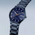 Herrenarmbanduhr, blaues Zifferblatt mit weißen Indexen, blaues Titanarmband, Seitliche Krone.