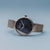 Bering Damenuhr mit silbernem Milanaise-Armband und dunkelblauem Zifferblatt mit Indexpunkten.
