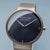 Herrenuhr Detailansicht: rundes Gehäuse, blaues Zifferblatt mit Indexen und Leder? (Metallband).