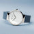 Herrenuhr in Seitenansicht mit blauem Silikonarmband und weißem Zifferblatt