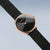 Damenuhr mit schwarzem Zifferblatt und Roségoldgehäuse am schwarzen Mesh-Armband