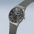 Herrenarmbanduhr mit grauem Metall-Meshband, rundem Gehäuse und schwarzem Zifferblatt