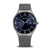 Herrenuhr mit silberfarbenem Meshband und blauem Zifferblatt, sichtbare Krone
