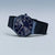 Herrenuhr mit blauem Zifferblatt, Mesh-Armband und runder Lünette, Krone seitlich