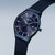 Herrenuhr mit rundem dunkelblauem Gehäuse, blauem Zifferblatt und Mesh-Armband
