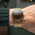 Sternglas herrur med guldfärgat metallarmband och brun urtavla