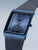 Blaue Herrenarmbanduhr mit rechteckigem Zifferblatt, Stabmarkierungen und Meshband