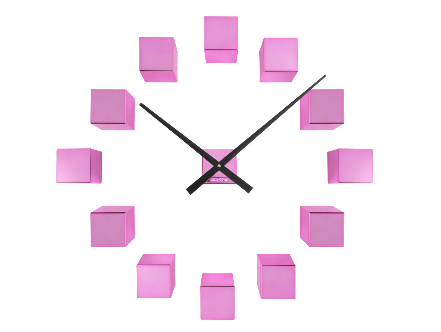 Väggklocka med tärningsdesign i metall, mörkt rosa, svarta visare