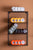 Väggfäste med flera Karlsson Retro-Tube-väckarklockor, inklusive orange exemplar