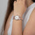 "Festina damklocka på handleden med silverfärgad urtavla och roséguldpläterat armband"