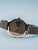 Damen-Armbanduhr mit roségoldener Lünette, Milanaise-Armband und rundem grauem Ziffernblatt