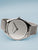 Bering Armbanduhr mit rundem Gehäuse und silberfarbenem Milanaiseband, schräger Blick