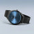Armbanduhr im 3/4-Ansicht mit blauem Zifferblatt und schwarzem Meshband.